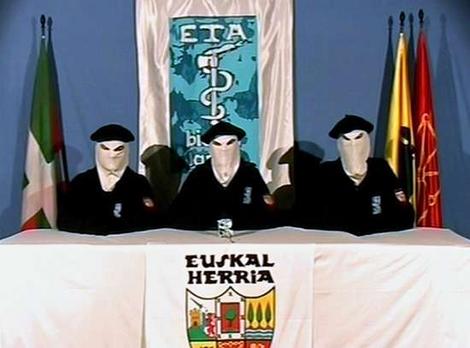 ETA es una organización terrorista, que pretende la independencia del país vasco con respecto al Estado español. Las siglas corresponden a la expresión “Euskadi Ta Askatasuna”, que significa “país vasco y libertad”. Fotografía de miembros del grupo ETA, 2006.