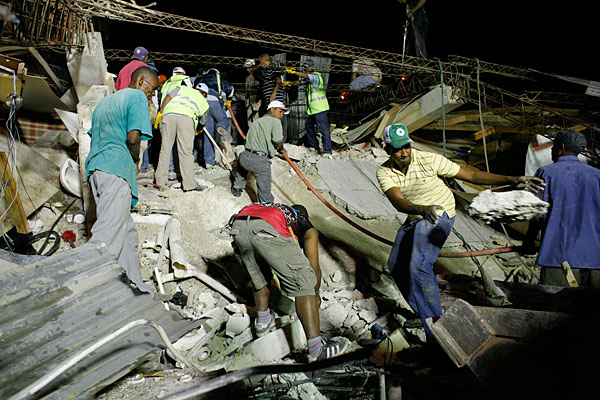 Edificio en ruinas en Puerto Pincipe, Haití en dónde sucumbió el terremoto, el pasado martes 12, 2010.
