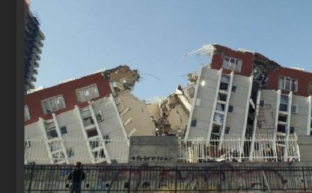 Los estragos del terremoto en Chile siguen mostrando la magnitud del catastrófico evento como la fotografía de este edificio en Santiago. (Foto difundida por diario La Tercera, Feb. 2010). 