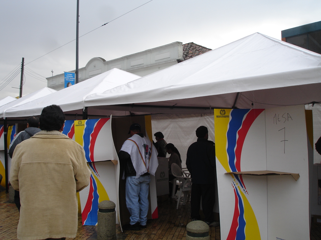 Fotografia de casillas electorales en Colombia. Imágen de Radio Sta Fé 2007.