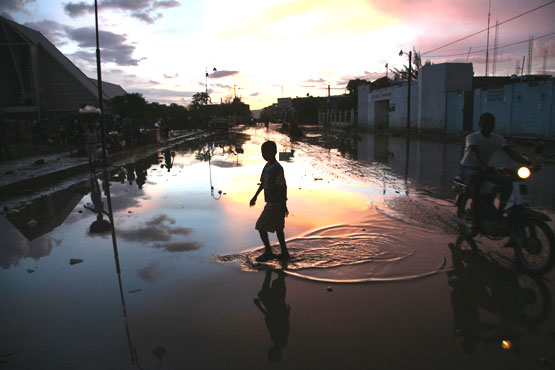 Niño caminando sólo en Haití. por Roger LeMoyne