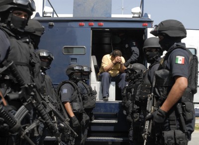 30 funcionarios detenidos en el edo de Michoacan
