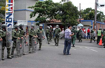 En Colonias en Venezuela cerca de la frontera con Colombia exigen que se retorne a la normalidad sus actividades.