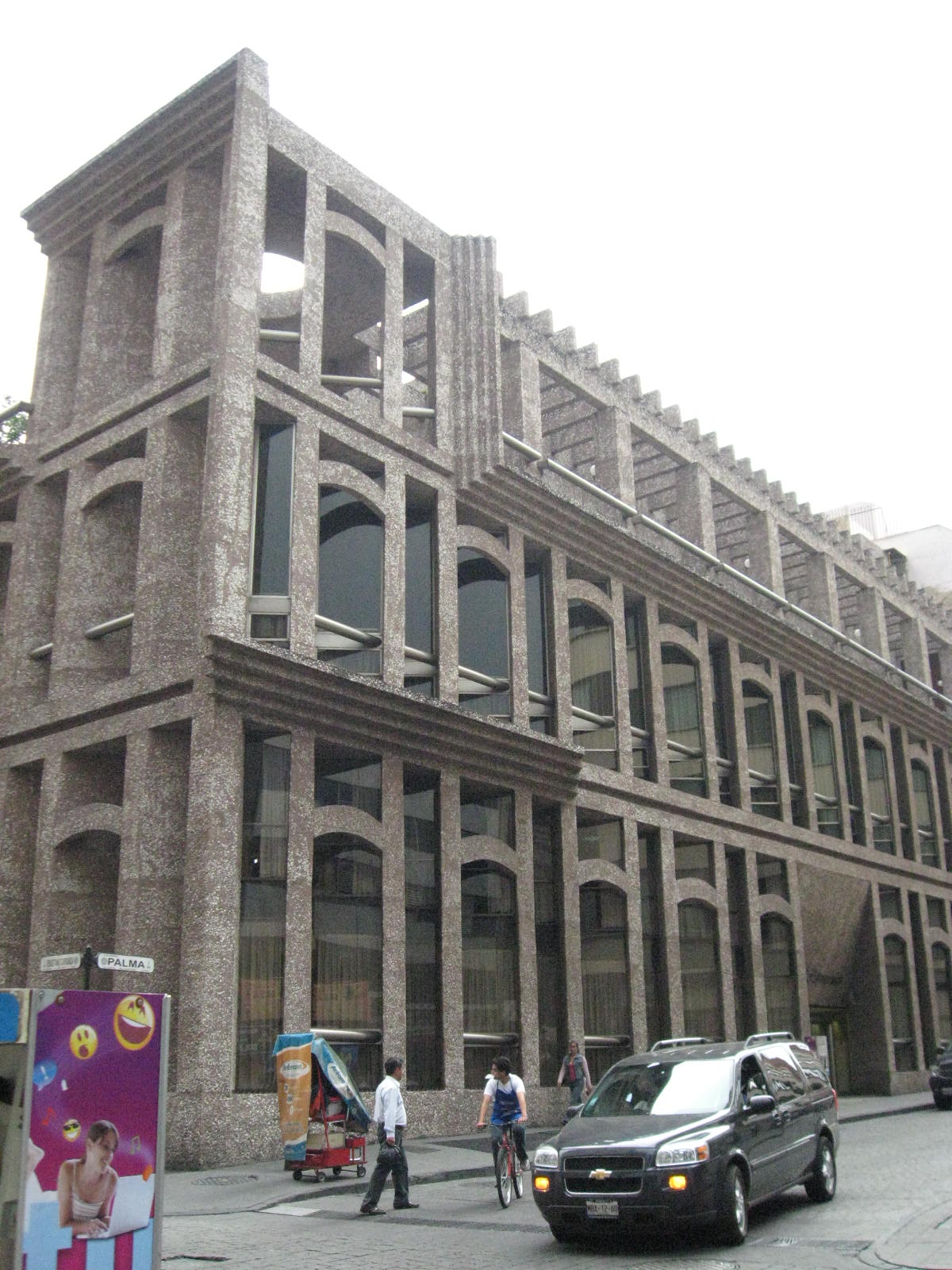Facade of the Banamex building located on the corner of Carranza and Palma streets in the Centro of Mexico City. Author Thelmadatter. 1 Sept 2008 