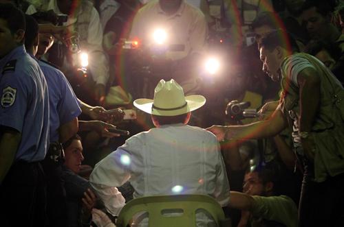 Manuel Zelaya enfrente a distintos medios de Comuicación.