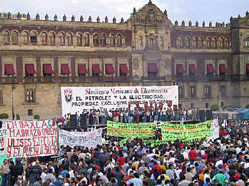 Imágen de grupos del Sindicato Mexicano de Electricistas (SME) en el Zócalo de la Cd. de México, realizando paros y mostrando su descontento para exigir la rehabilitación de la Co. Luz y Fuerza del Centro.
